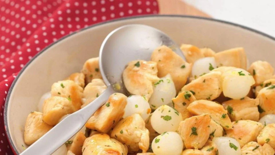 RECEITA FÁCIL: aprenda a fazer frango com mini cebolas