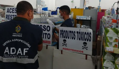 Mais de 30 litro de agrotóxicos vendidos ilegalmente são apreendidos no Centro de Manaus