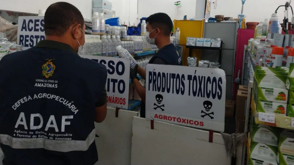 Mais de 30 litro de agrotóxicos vendidos ilegalmente são apreendidos no Centro de Manaus