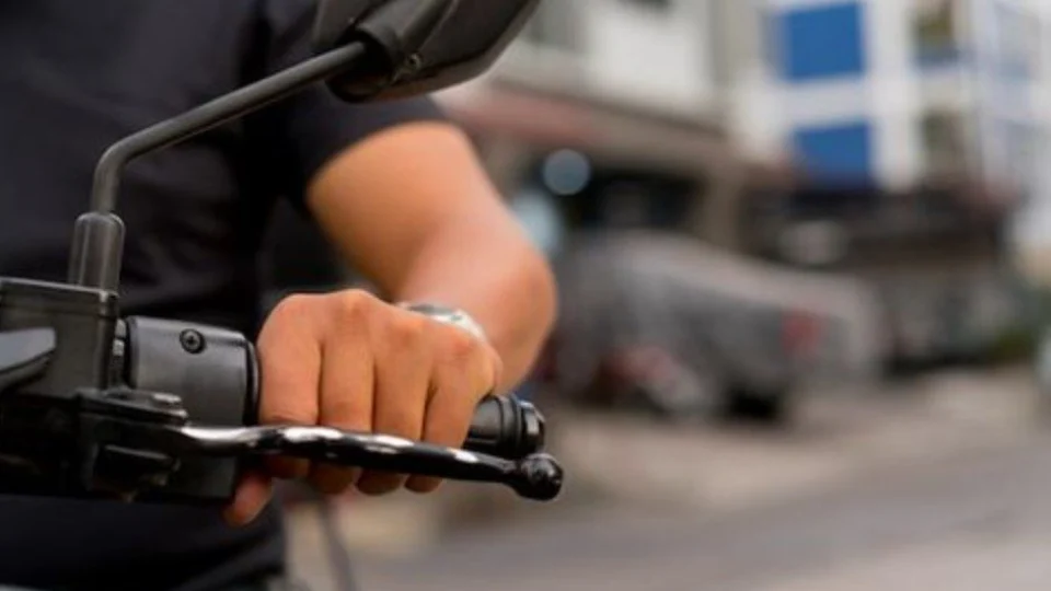 Homem é preso quando abastecia moto roubada em posto de combustível na Zona Norte de Manaus