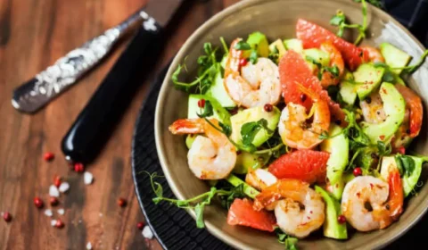 RECEITA FÁCIL: aprenda a fazer salada com camarão grelhado
