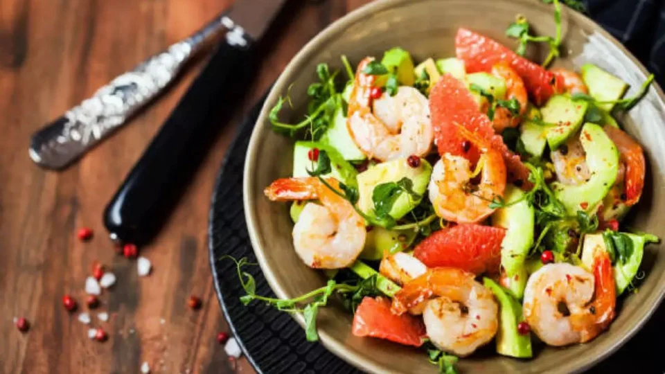 RECEITA FÁCIL: aprenda a fazer salada com camarão grelhado