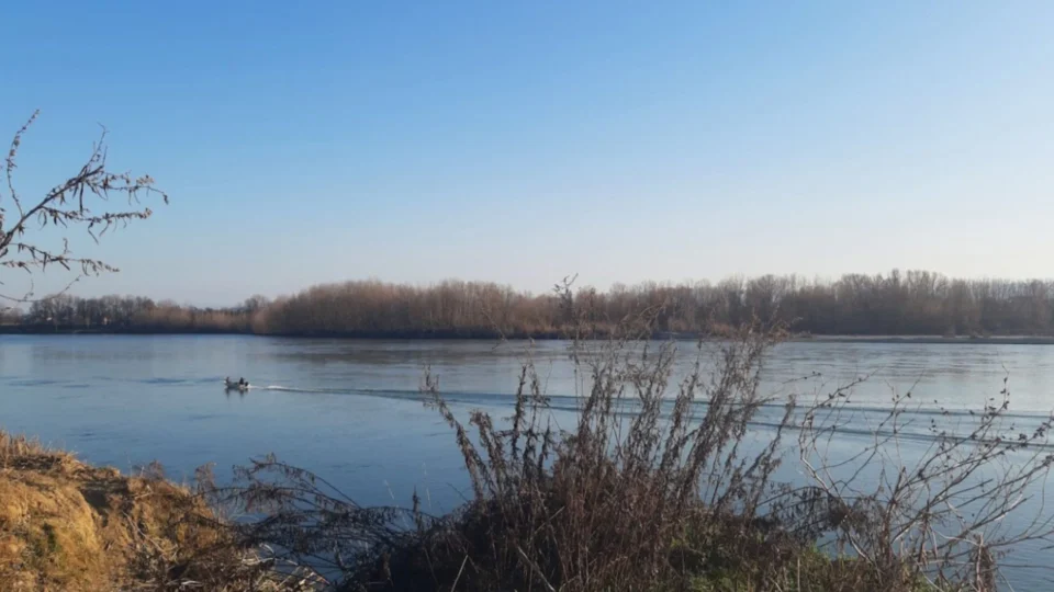 Bomba da Segunda Guerra Mundial aparece nas águas do rio Pó na Itália