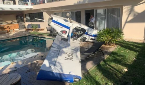 Ultraleve cai sobre casa de condomínio e deixa duas pessoas feridas no Rio