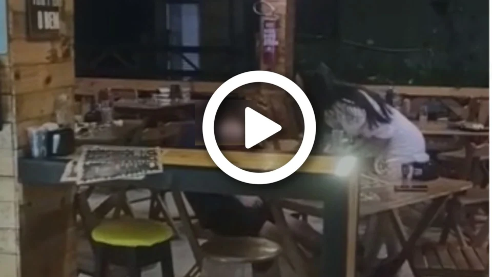 VÍDEO: jovem é assassinado com tiros na cabeça em bar no Alvorada, em Manaus