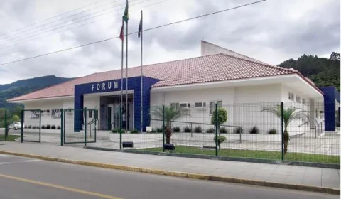 Diretor é condenado a 49 anos de prisão por estuprar 3 crianças em espaço de recreação, em SC