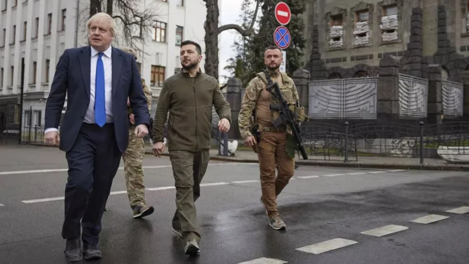 Boris Johnson se reúne com Zelensky, em visita surpresa a Kiev