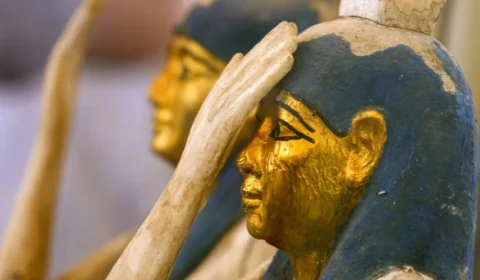 Egito anuncia descoberta de 250 sarcófagos e 150 estátuas de bronze de 2.500 anos