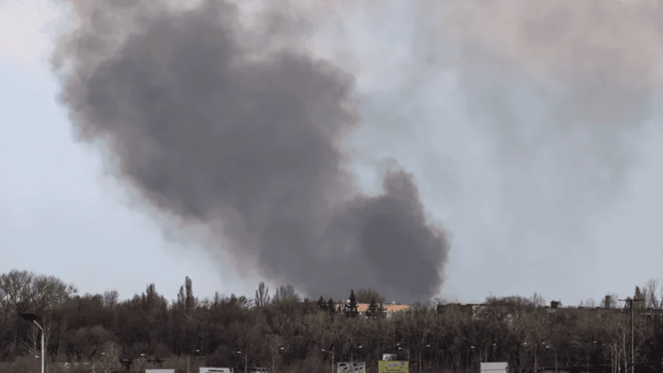 Aeroporto de Dnipro na Ucrânia é atacado por bombardeios russos, diz governo ucraniano