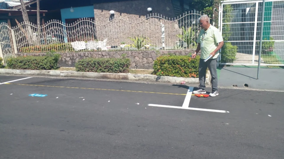 Ageman conscientiza população no primeiro dia de fiscalização do Zona Azul no Vieiralves, em Manaus