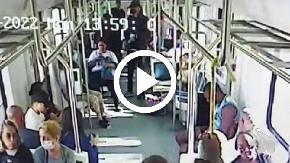 VÍDEO: câmera flagra momento em que atirador mata garçom em trem, no RJ