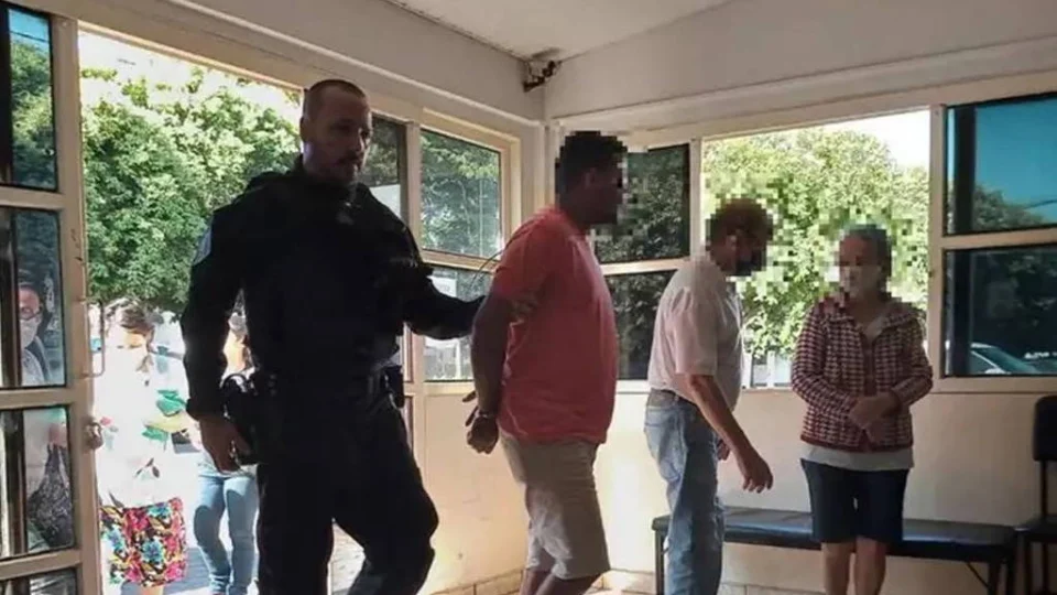 Criança morre queimada em ‘ritual para acabar com tosse persistente’, e mãe, avós e tia são presos em MG