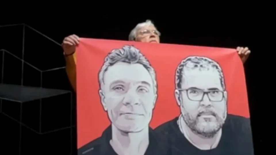 Bruno Pereira e Dom Phillips são homenageados durante show de Caetano Veloso