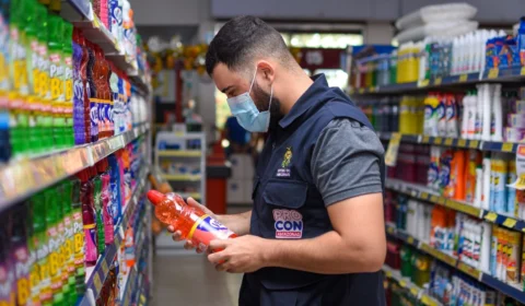 Procon-AM apreende 25 Kg de produtos com irregularidades em supermercado na Zona Leste de Manaus