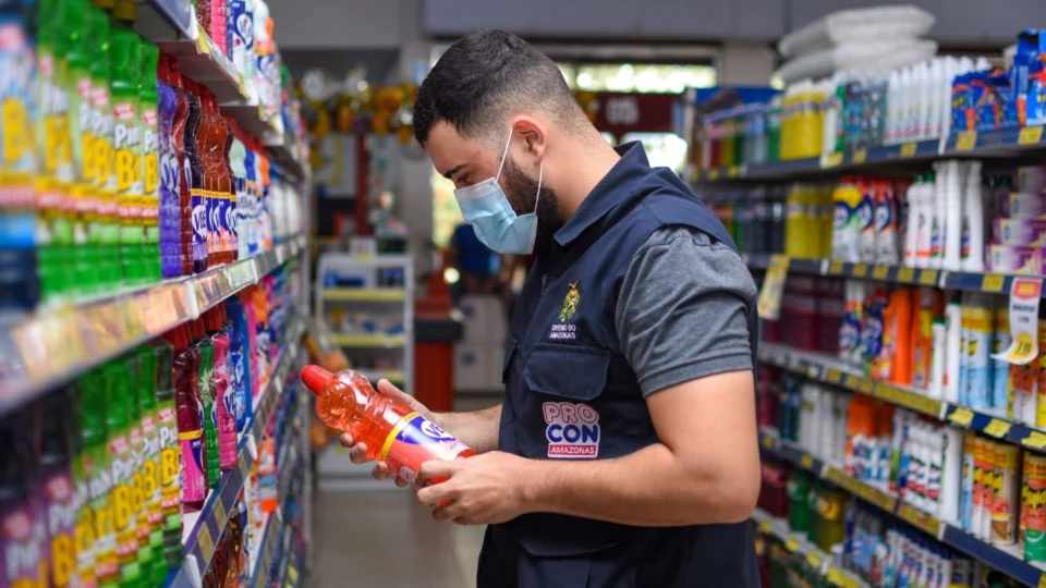 Procon-AM apreende 25 Kg de produtos com irregularidades em supermercado na Zona Leste de Manaus