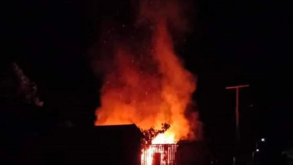 Idoso de 78 anos morre após casa de madeira pegar fogo em Urucará, interior do AM