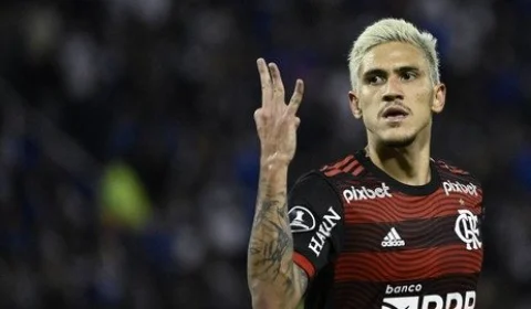 Com três de Pedro, Flamengo massacra Vélez por 4 a 0 e praticamente garante vaga na final da Libertadores