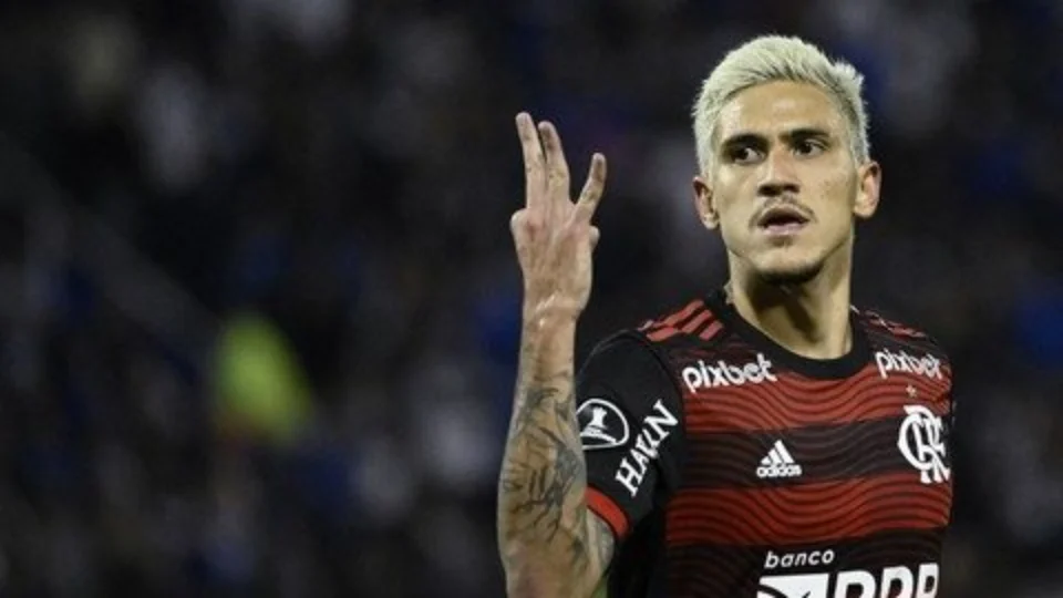 Com três de Pedro, Flamengo massacra Vélez por 4 a 0 e praticamente garante vaga na final da Libertadores