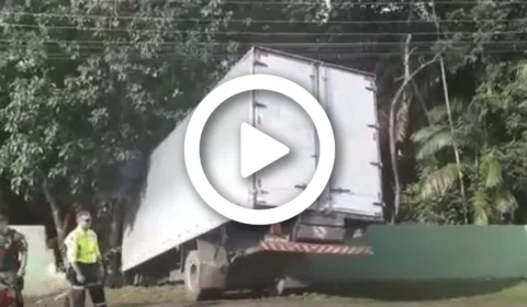 VÍDEO: caminhão colide contra muro do Cigs, em Manaus