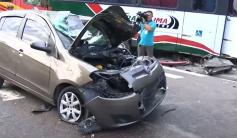 Colisão entre micro-ônibus e carro deixa três pessoas feridas em Manaus