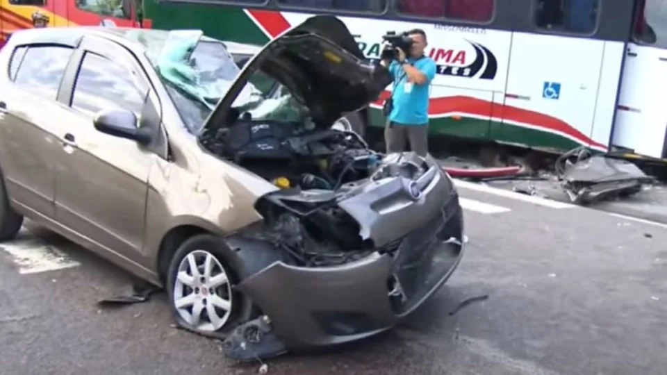 Colisão entre micro-ônibus e carro deixa três pessoas feridas em Manaus