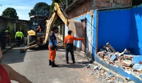 Boxes construídos irregularmente em calçada de escola são demolidos em Manaus