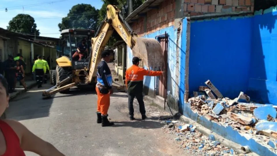 Boxes construídos irregularmente em calçada de escola são demolidos em Manaus