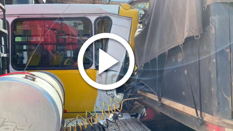 VÍDEO: acidente entre ônibus e carreta deixa 18 pessoas feridas na Zona Leste de Manaus