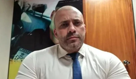 Após resistência, deputado Daniel Silveira recebe tornozeleira eletrônica