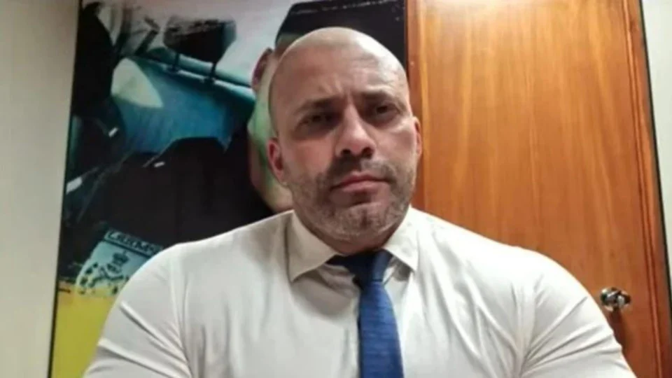 Após resistência, deputado Daniel Silveira recebe tornozeleira eletrônica