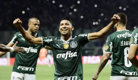 Rony sente dores na coxa esquerda e pode desfalcar Palmeiras contra São Paulo nas oitavas de final da Copa do Brasil