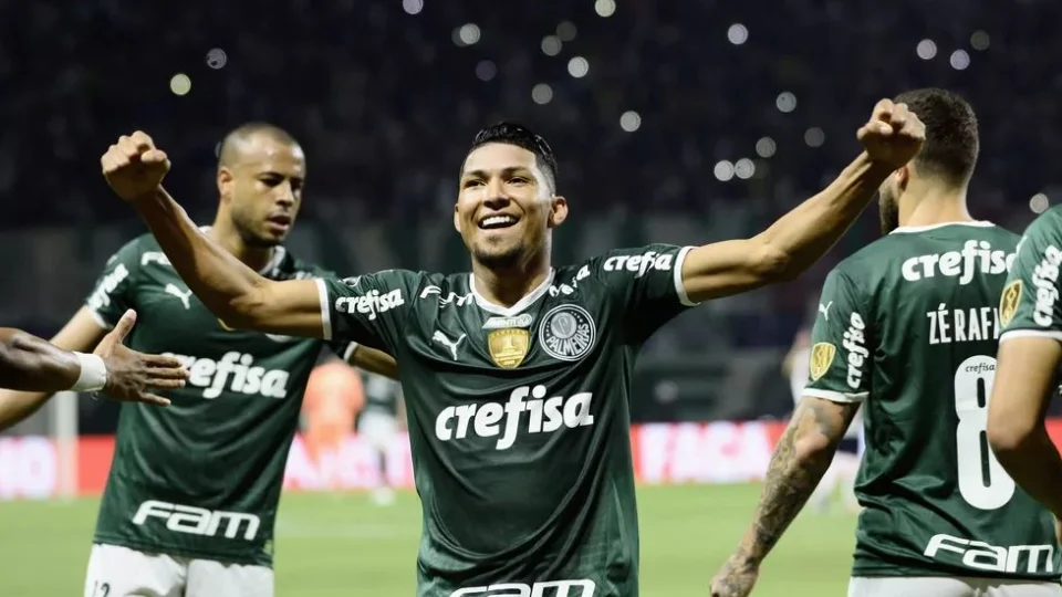 Rony sente dores na coxa esquerda e pode desfalcar Palmeiras contra São Paulo nas oitavas de final da Copa do Brasil