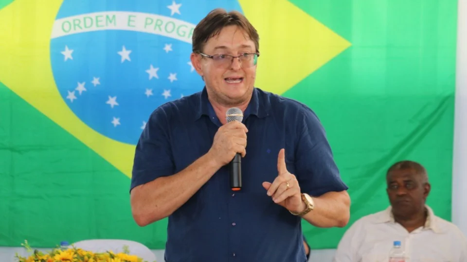 Prefeito de Apuí-AM autoriza aumento de 60% no próprio salário e passa a ganhar R$ 20,5 mil