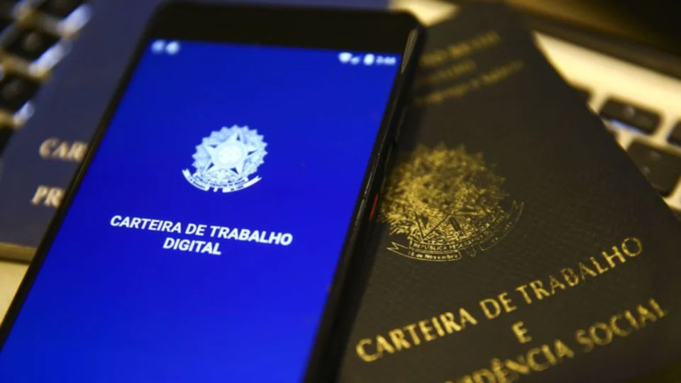 Brasil criou 196,9 mil empregos com carteira assinada em abril, aponta Caged