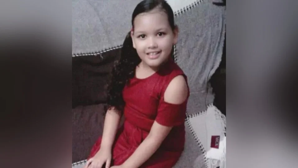 Criança de 10 anos cai de moto e morre atropelada por caminhão, em Goiás