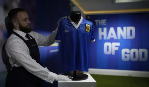Camisa usada por Maradona no gol ‘La Mano de Dios’ é leiloada por R$ 44 milhões
