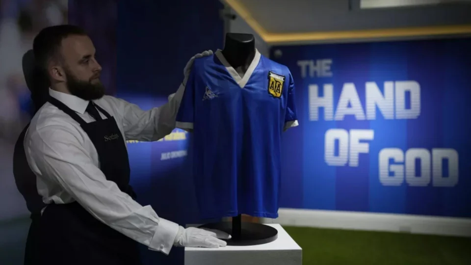 Camisa usada por Maradona no gol ‘La Mano de Dios’ é leiloada por R$ 44 milhões