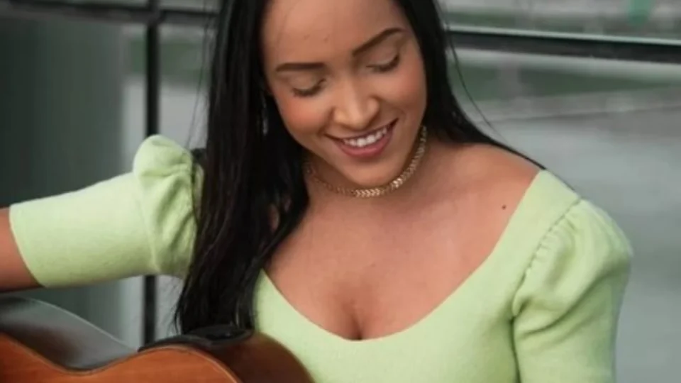 Carro desgovernado mata cantora sertaneja na Bahia