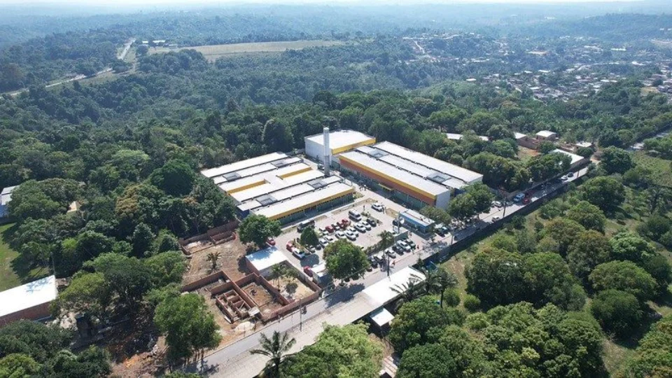 Drone sobrevoa comunidade e auxilia em regularização fundiária em Manaus