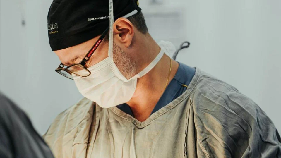 Médico acusado de deixar paciente cega após cirurgia plástica na barriga se torna réu em SP