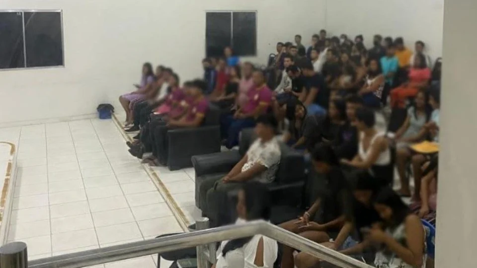 PF flagra adolescentes e políticos em suposta venda de voto em troca de formatura, no AM