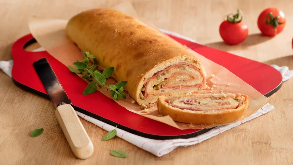 Receita Fácil: aprenda a fazer rocambole surpresa