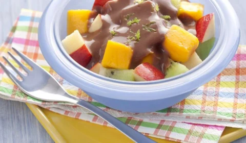 Receita Fácil: aprenda a fazer salada de frutas com chocolate