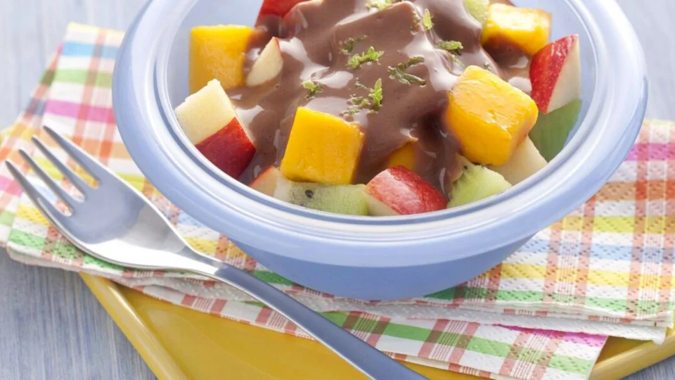 Receita Fácil: aprenda a fazer salada de frutas com chocolate