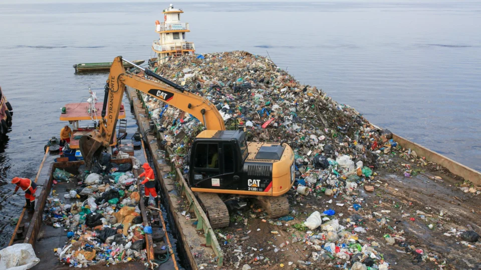 Em seis meses, mais de 6,7 mil toneladas de lixo já foram retiradas do Rio Negro, em Manaus