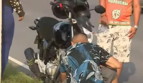 Dupla fica ferida após motocicleta bater em poste derrubado por carro em Manaus
