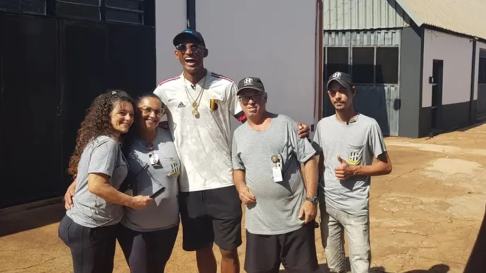 Alison dos Santos inaugura projeto social para revelar novos talentos no interior de SP