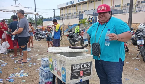 Dona de casa cantora nas horas vagas aproveita e vende água nas eleições, no AM