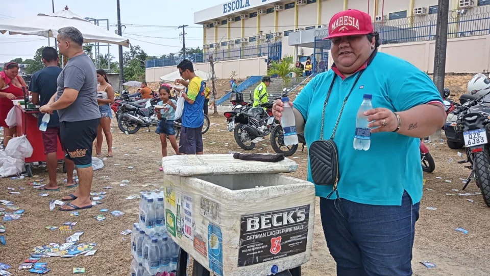 Dona de casa cantora nas horas vagas aproveita e vende água nas eleições, no AM