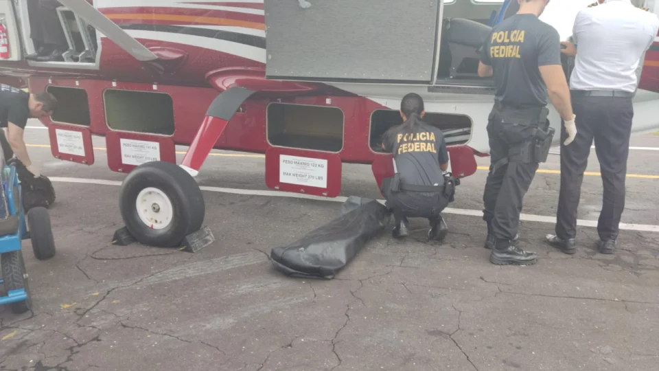 Material de campanha e cartões de ‘Auxílio Municipal’ são apreendidos em Manaus